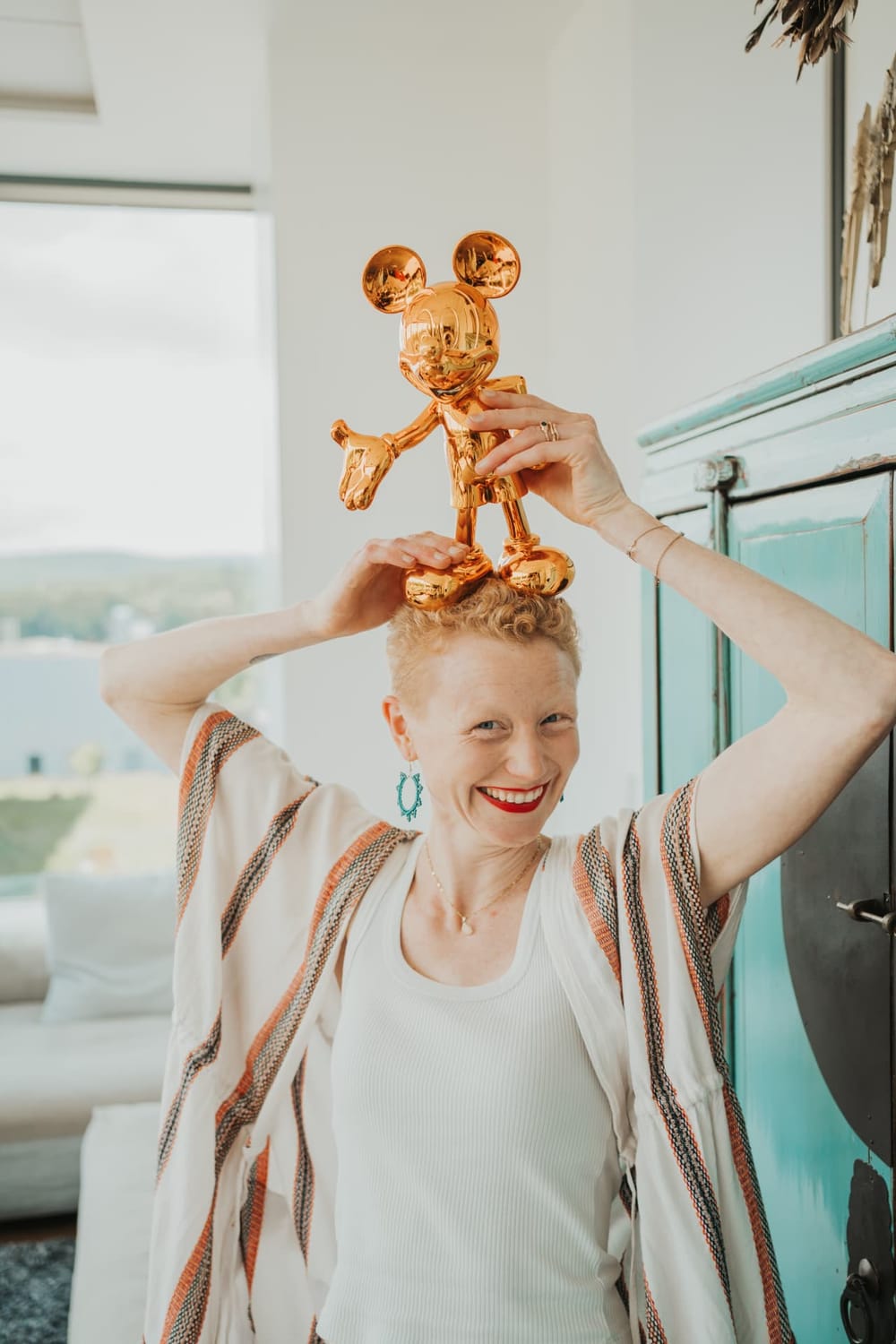 Nina mit einer goldenen Figur auf dem Kopf, lachend